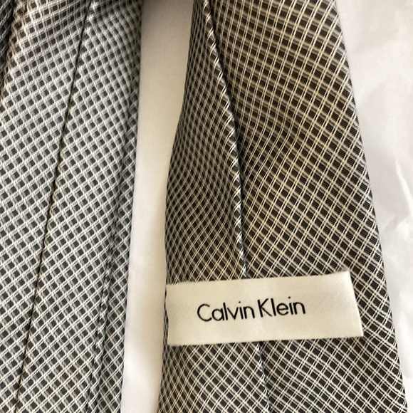 Calvin Klein Black & White Tie 100% Silk - Picture 3 of 4